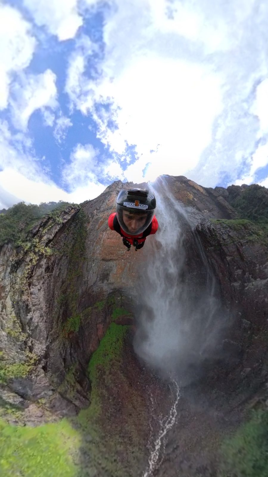 Saltador saliendo desde la cima del Salto Ángel, con la cascada abajo